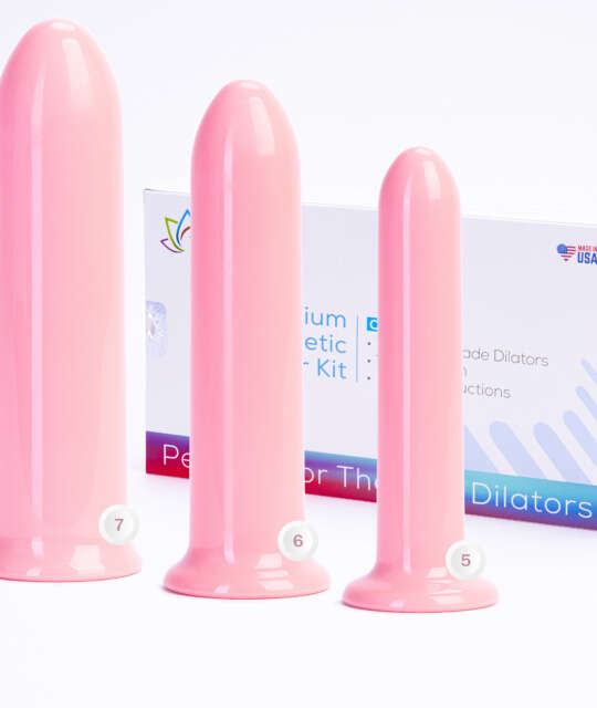 Sada růžových dilatátorů ve velikostech 5 až 7 s balením v pozadí